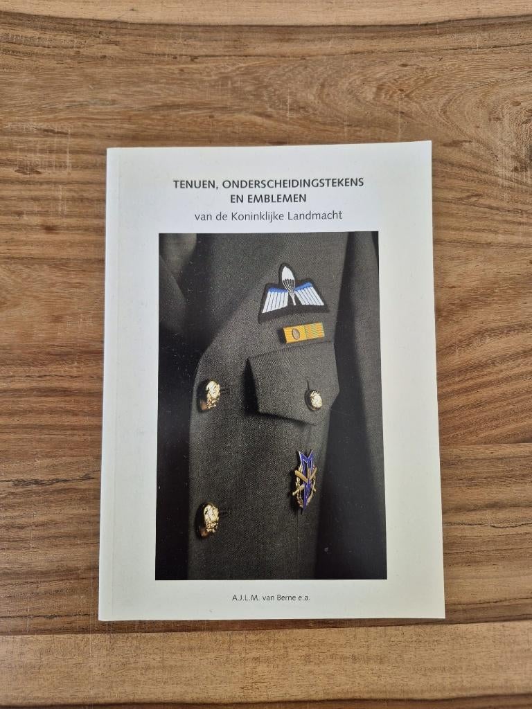 Tenuen, Onderscheidingstekens en Emblemen, Verzenden, Landmacht, Nederland, Boek of Tijdschrift
