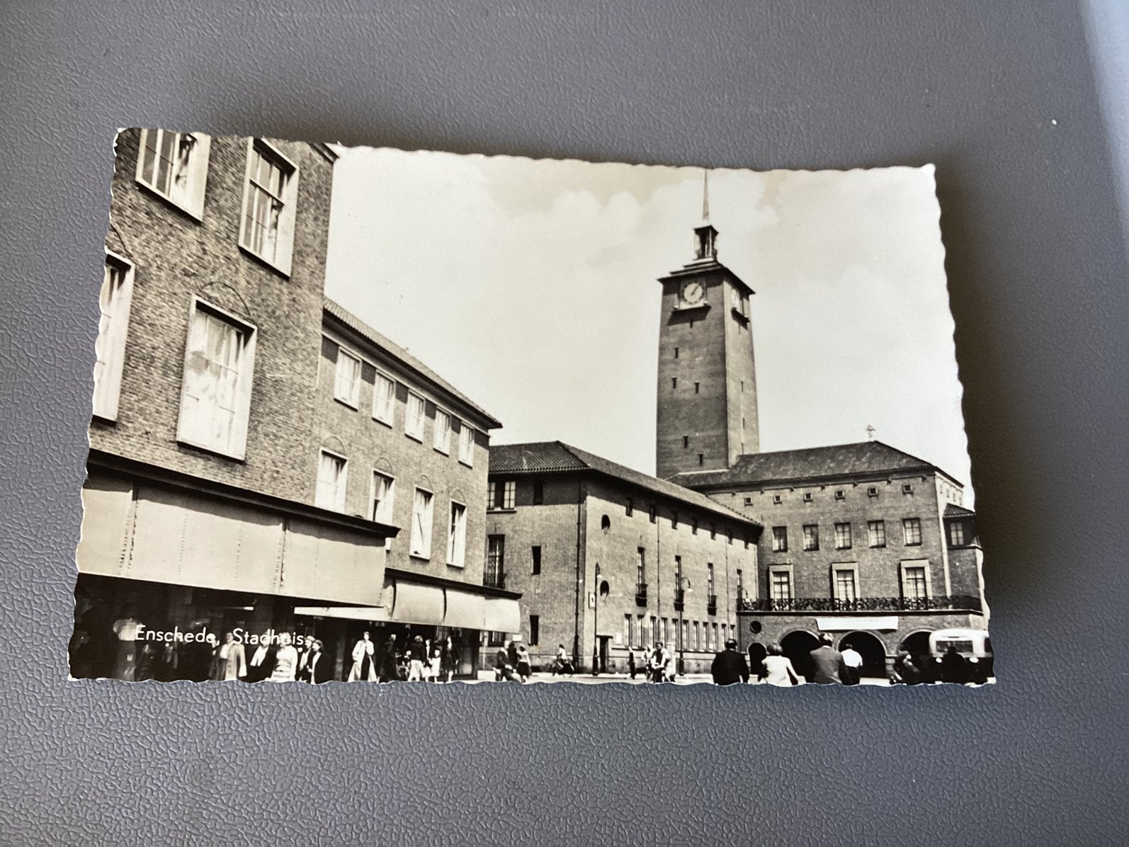 Enschede. Stadhuis. Klok. Veel volk. 1962., Verzamelen, Ophalen of Verzenden, 1960 tot 1980, Overijssel