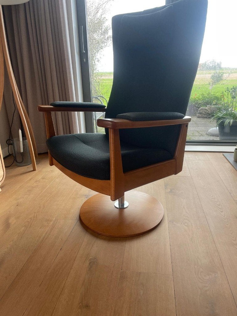 Farstrup relaxfauteuil van hout en stof met draaifunctie, Huis en Inrichting, Ophalen, Hout, Gebruikt, 50 tot 75 cm