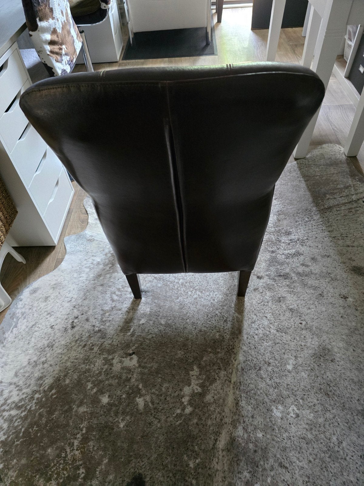 Donkerbruine leren senioren stoel, Gebruikt, Bruin, Leer, Ophalen of Verzenden