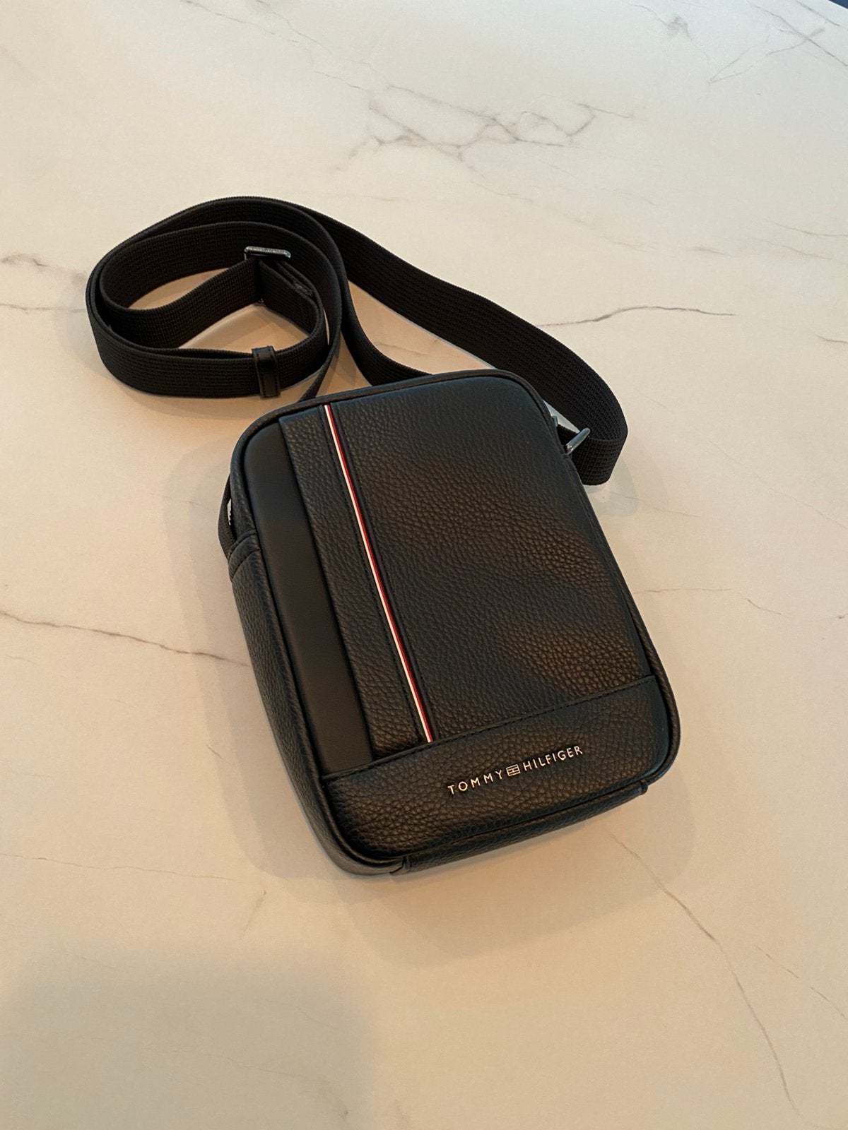 Tommy Hilfiger crossbody-reportertas met metalen logo, Ophalen of Verzenden, Zo goed als nieuw, Zwart