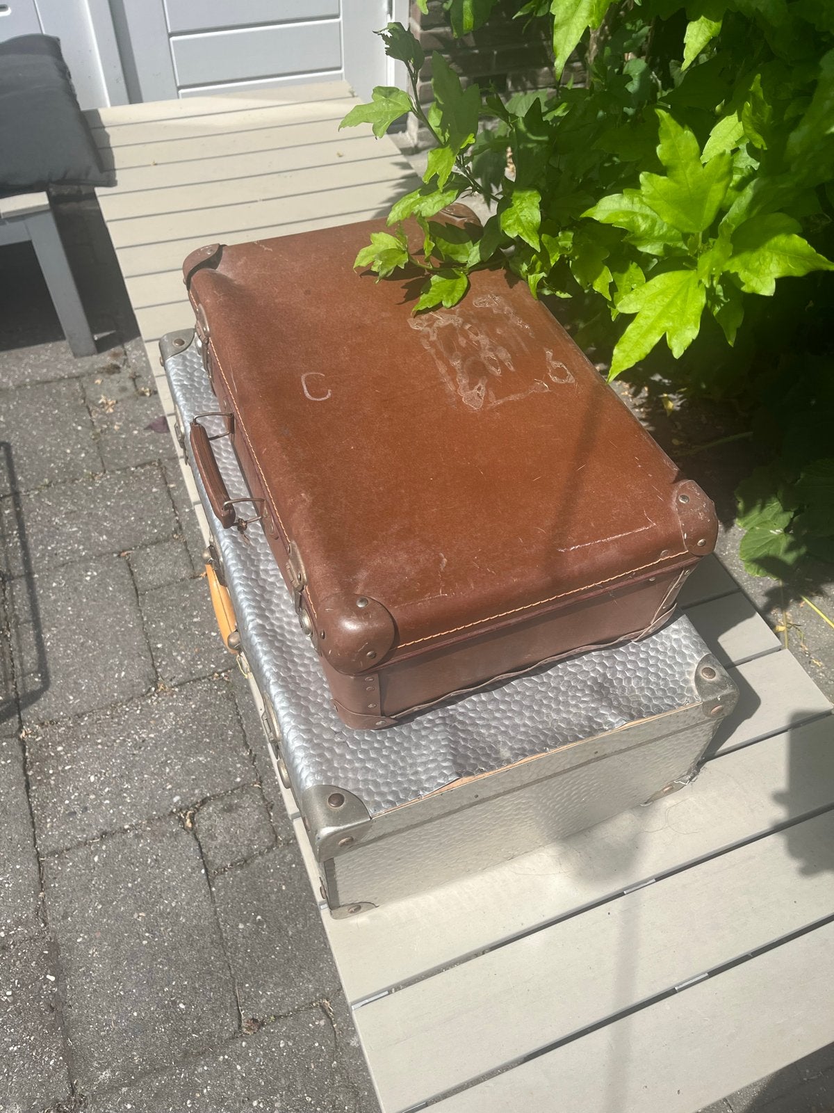 Twee mooie oude koffers - bruin en aluminium, Ophalen, Gebruikt, 50 tot 60 cm, Metaal