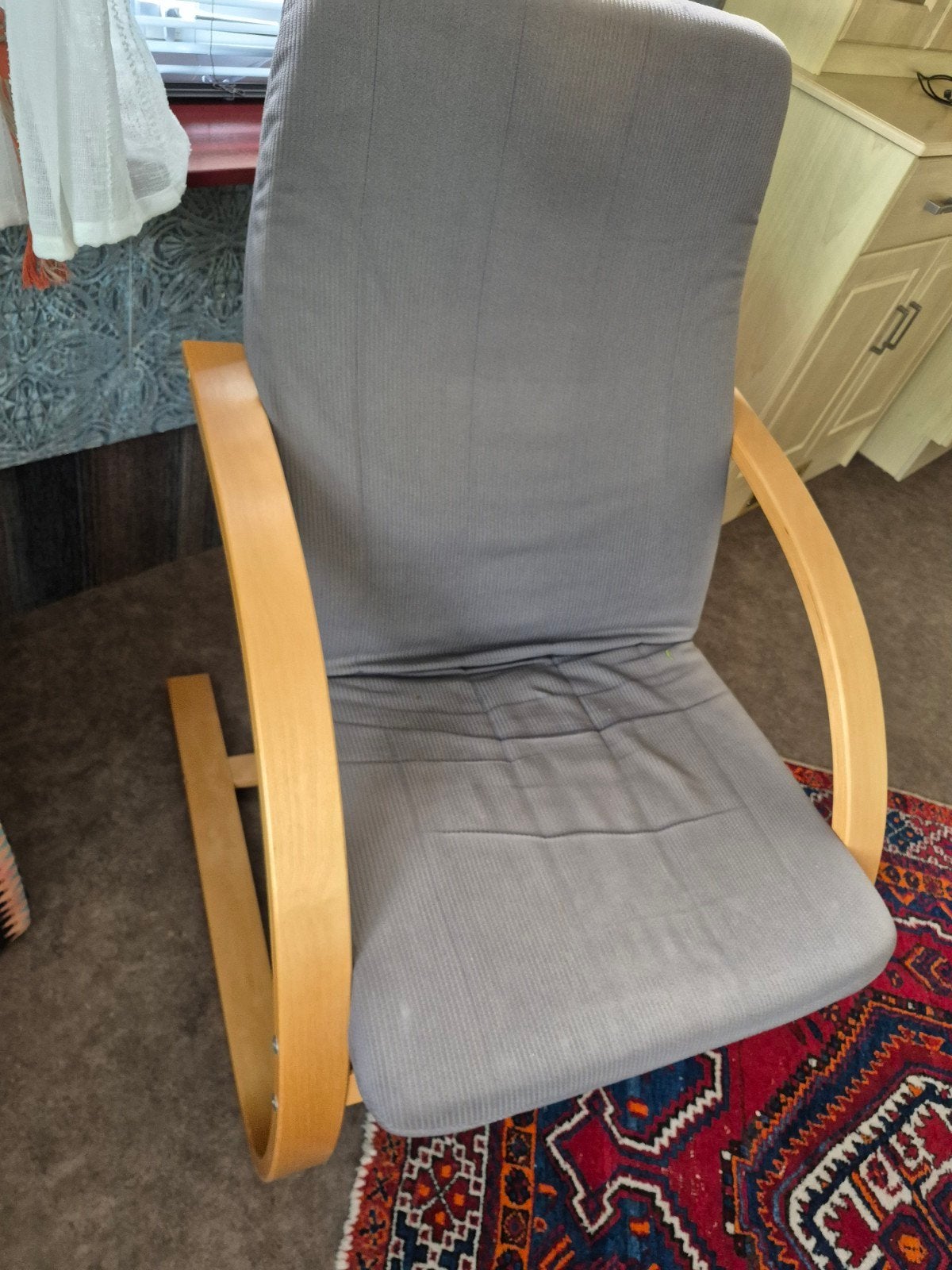 Comfortabele grijze stoel met houten frame, Ophalen, Modern, Comfortabel, Gebruikt, Stof