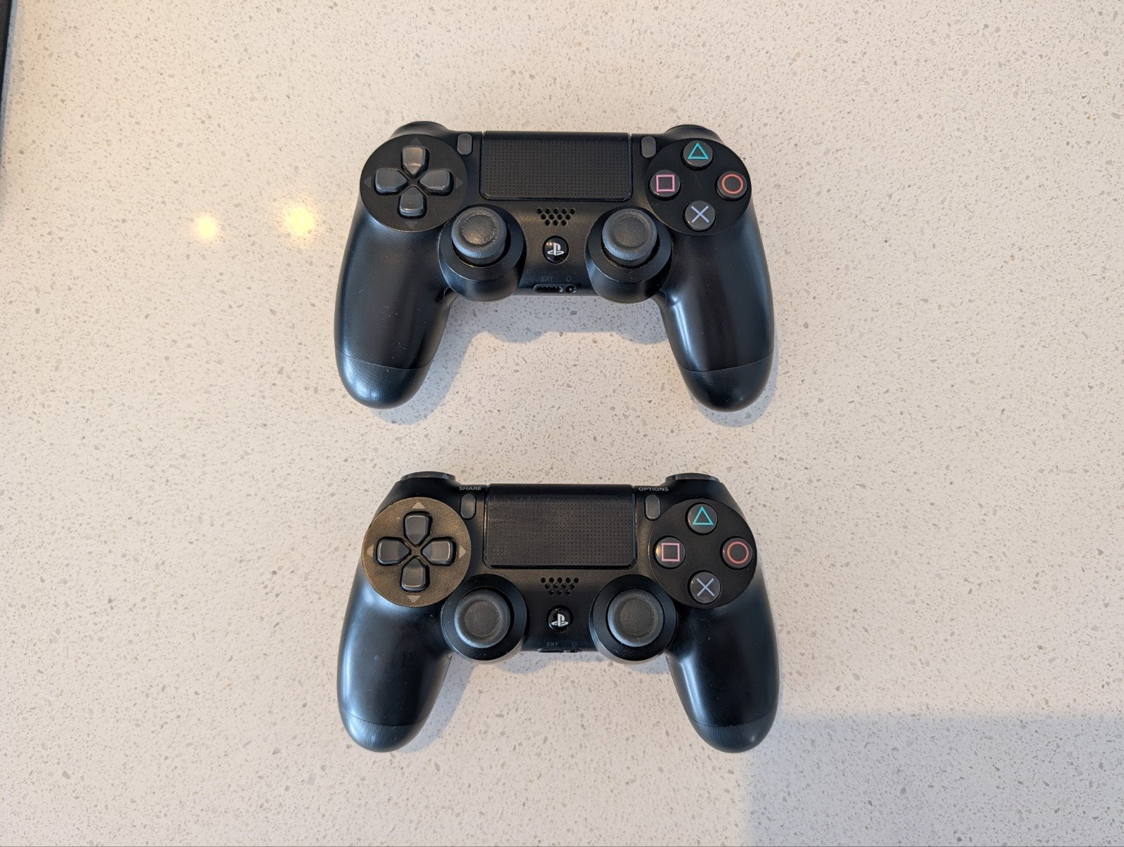 Foto 3 van PS4 Pro 1TB + 2 Controllers + 19 Games