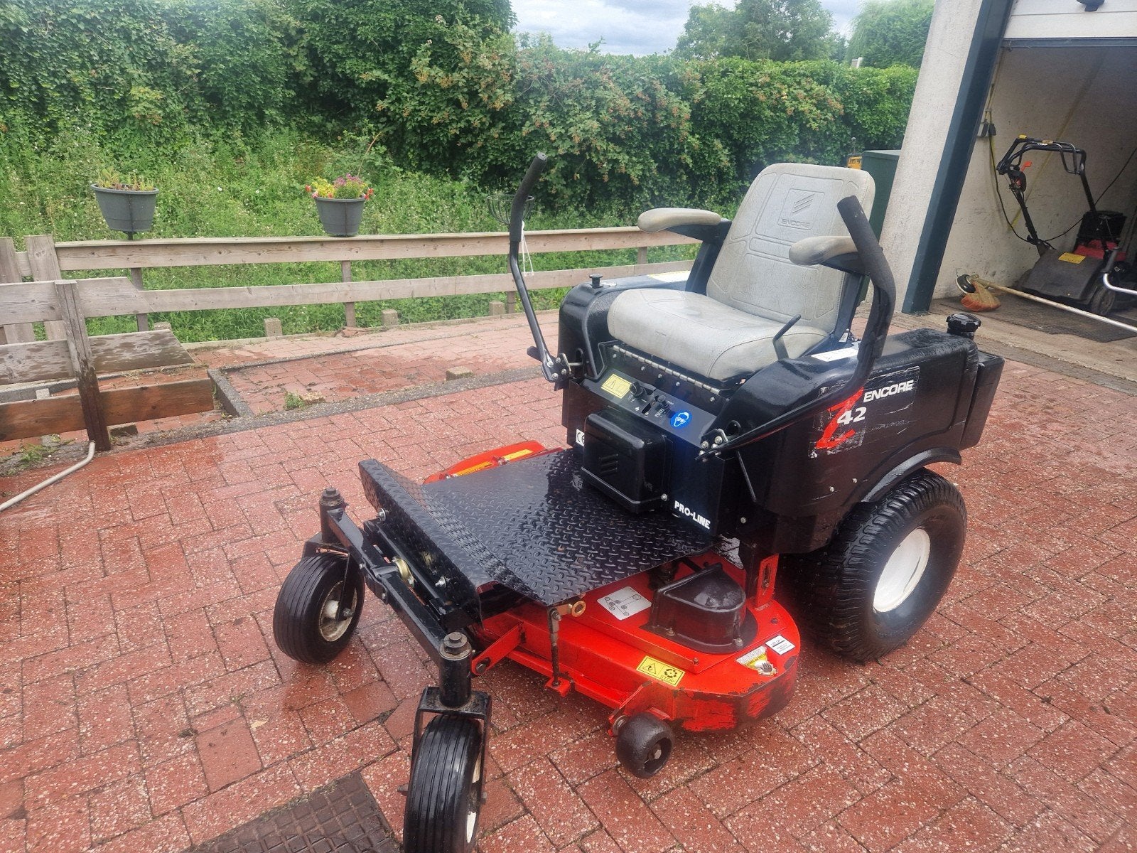 Encore Zero Turn Pro Maaier 42" - Professionele Zitmaaier, Cirkelmaaier, Gebruikt, Ophalen of Verzenden, Benzine-grasmaaier