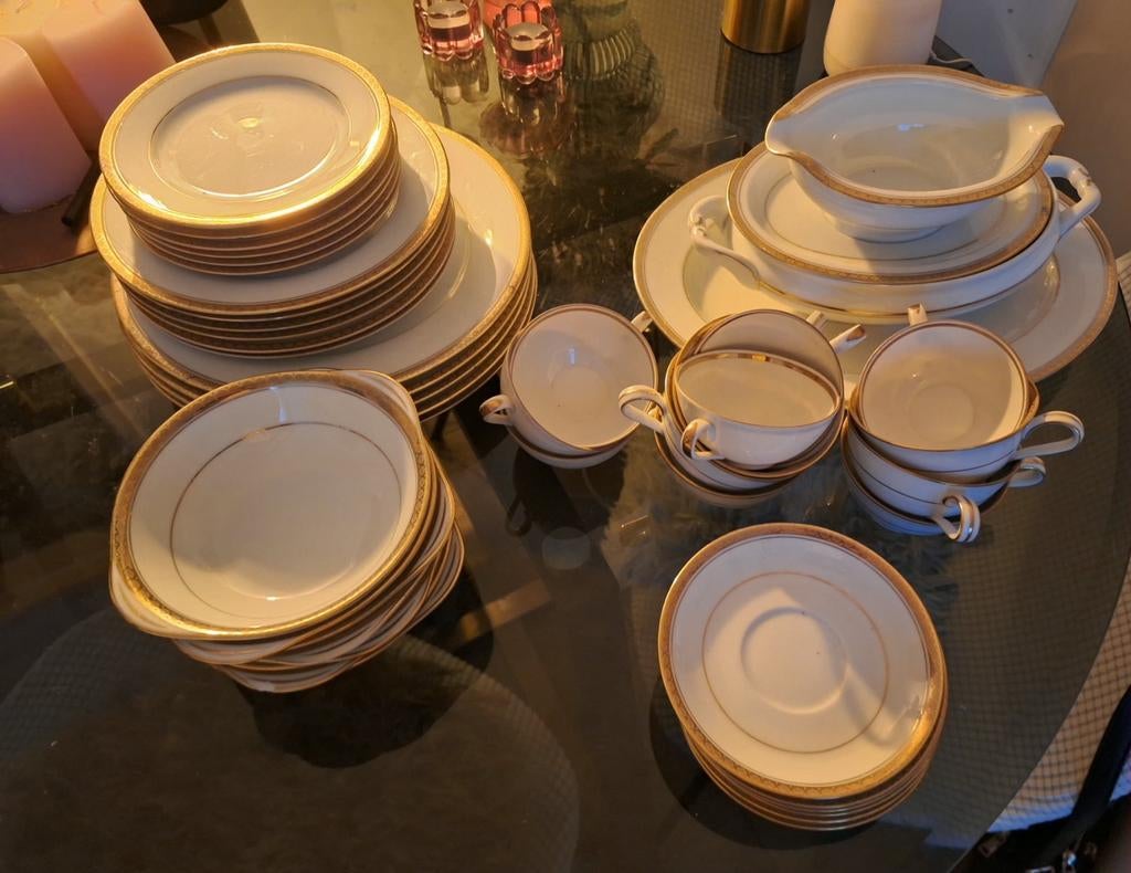 Elegant Wit Porseleinen Servies met Gouden Rand, Ophalen of Verzenden