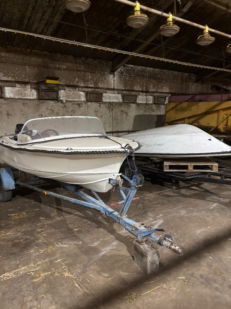 2 boten met trailers en motors opknappers