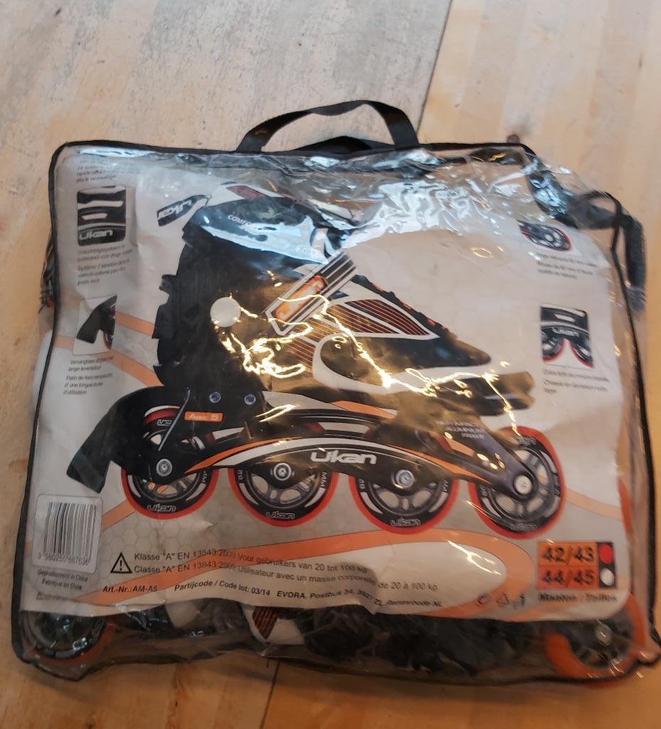 NIEUW Fijne set Skeelers 4 wielen in hoes maat 42-43, Kinderen, Ophalen of Verzenden, Zo goed als nieuw, Inline skates 4 wielen
