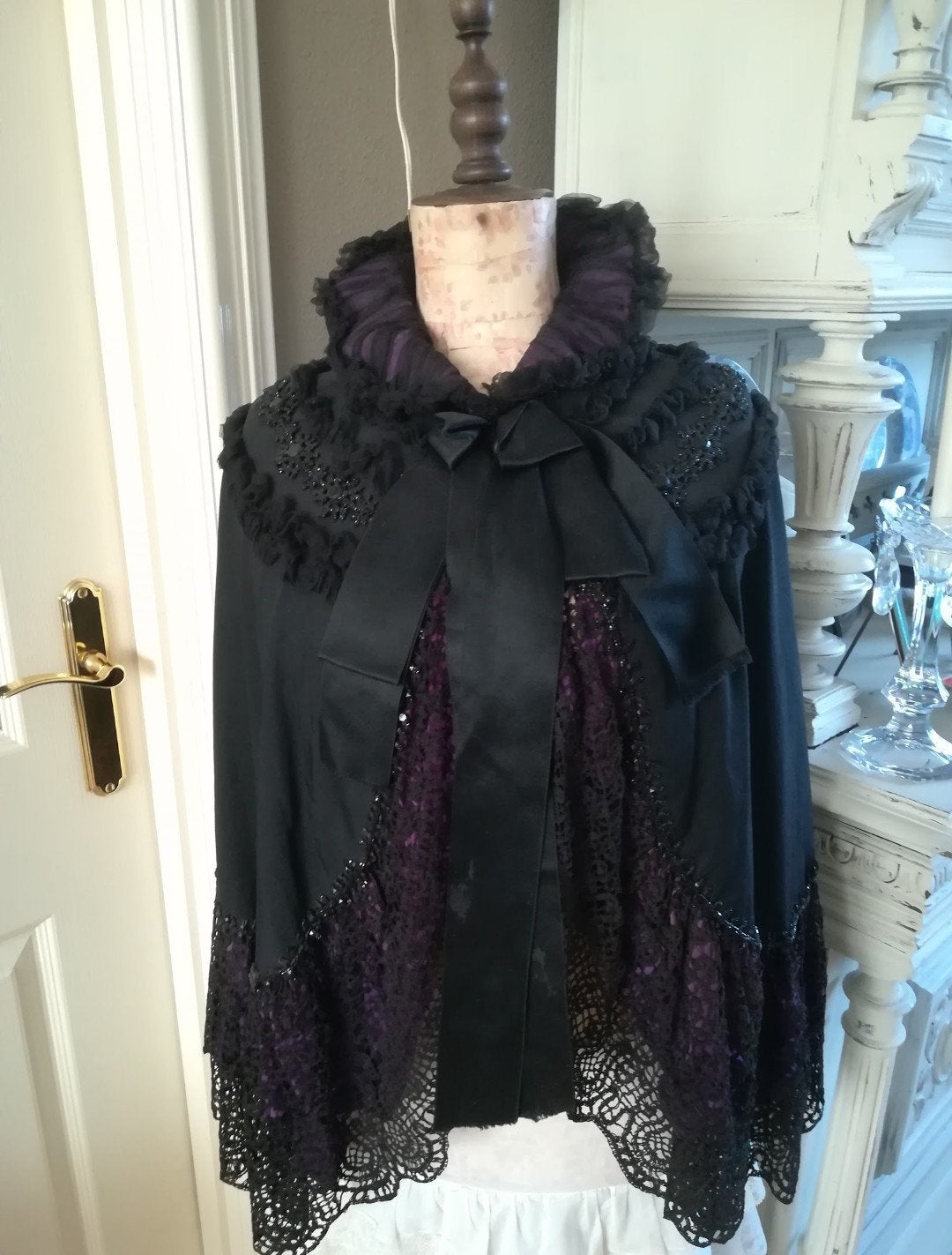 prachtige victoriaanse zwarte cape met gitten 🌹, Antiek en Kunst, Ophalen of Verzenden