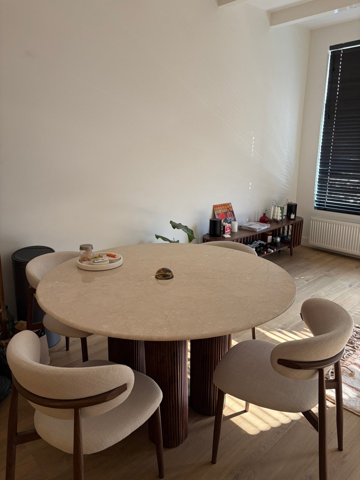 Ronde marmeren eettafel met mango houten poten 130cm, Huis en Inrichting, Tafels | Eettafels, Zo goed als nieuw, 100 tot 150 cm