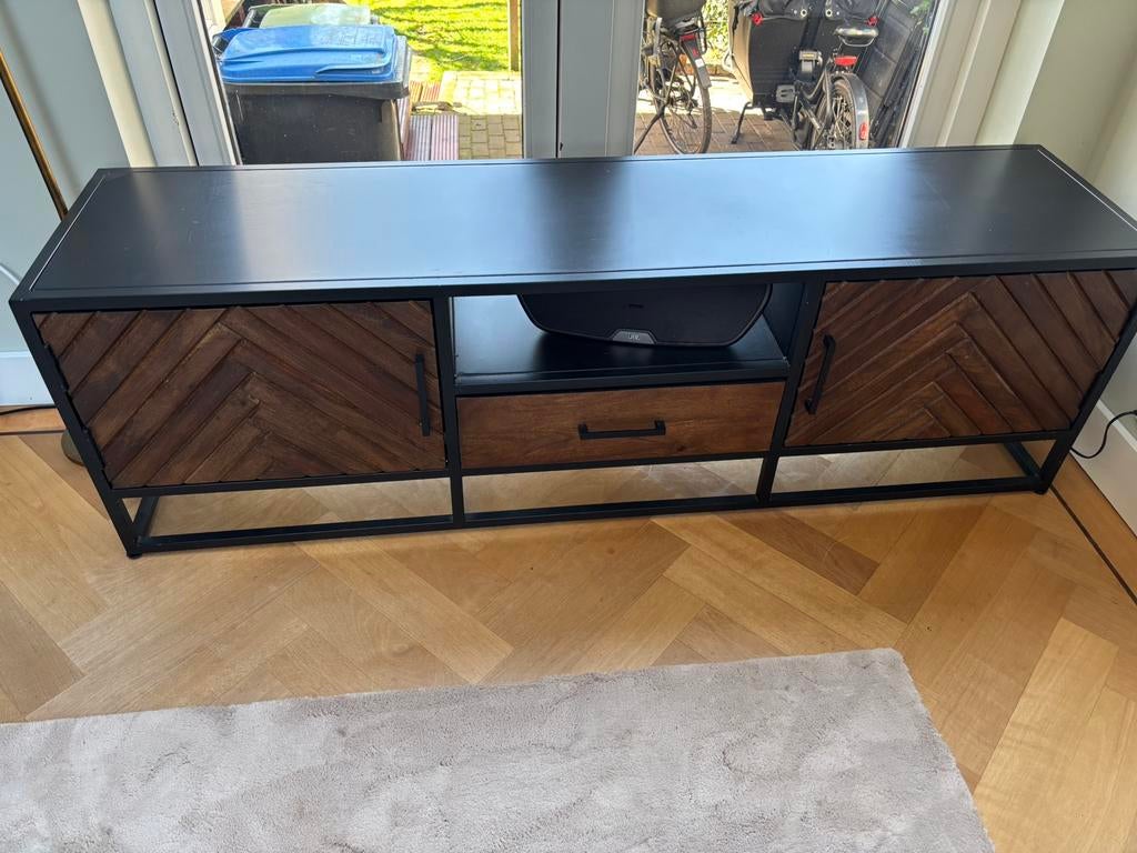Tv meubel zwart metaal visgraat hout, Huis en Inrichting, Ophalen, 100 tot 150 cm, Zo goed als nieuw, Minder dan 100 cm