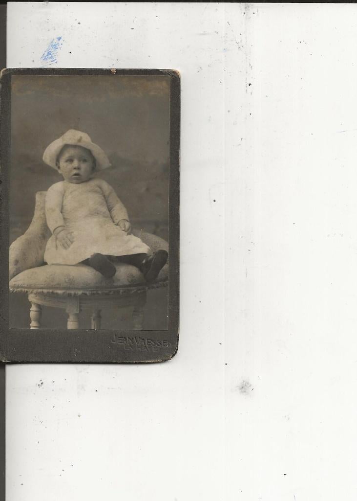 CdV Baby met hoed in stoel 14 mei 1910 den Haag Jean Vaessen, Ophalen of Verzenden, Voor 1920, Ongelopen, Zuid-Holland