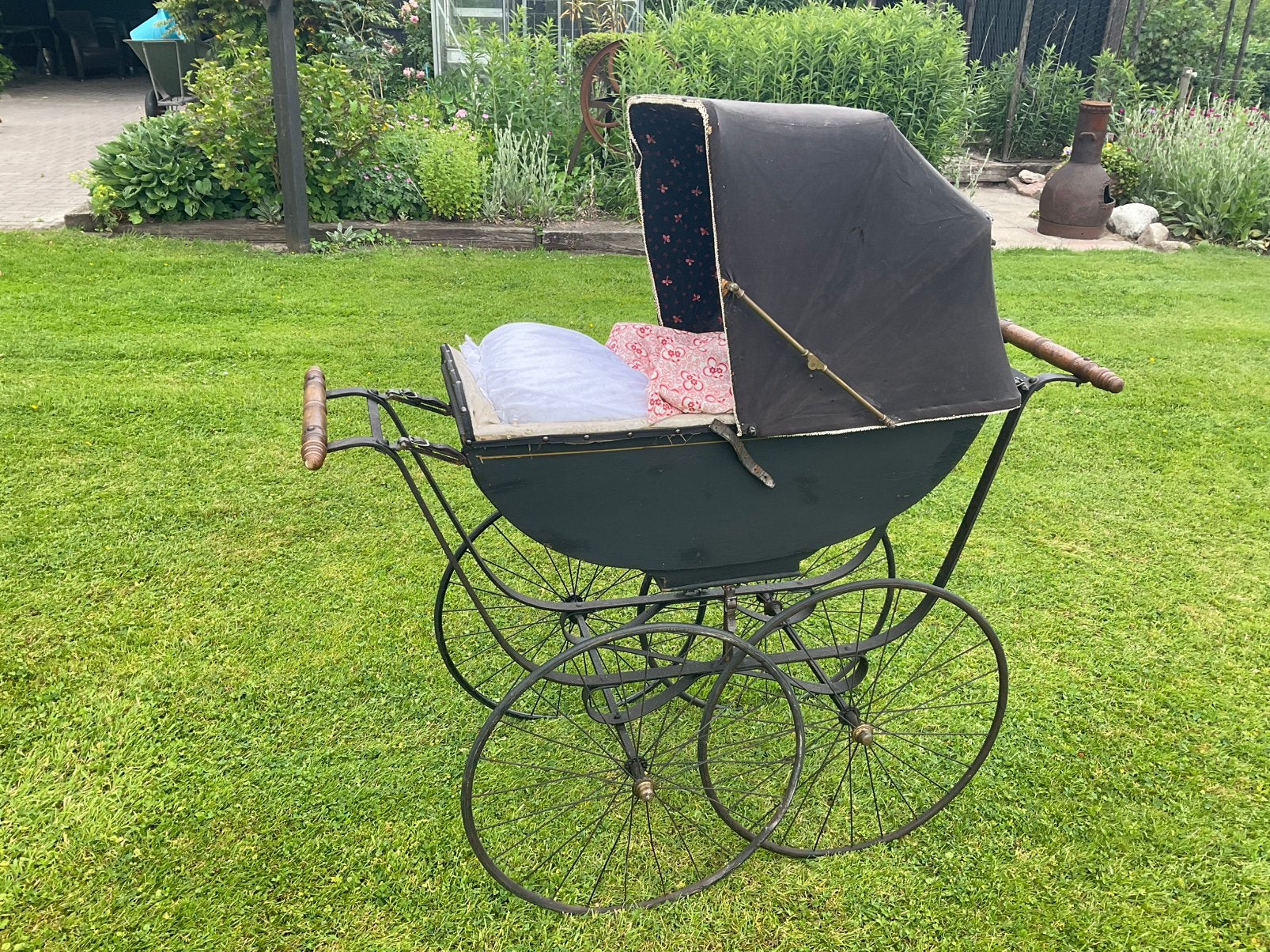 Antieke Kinderwagen / Wandelwagen uit 1875 plus beddengoed., Ophalen