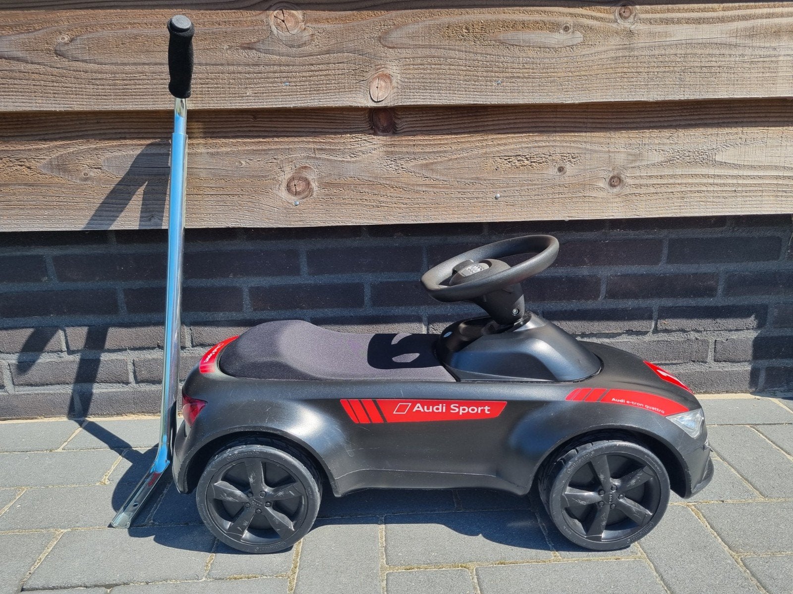 Audi sport loopwagen zwart/rood + duwstang/begeleidingsstang, Ophalen, Gebruikt