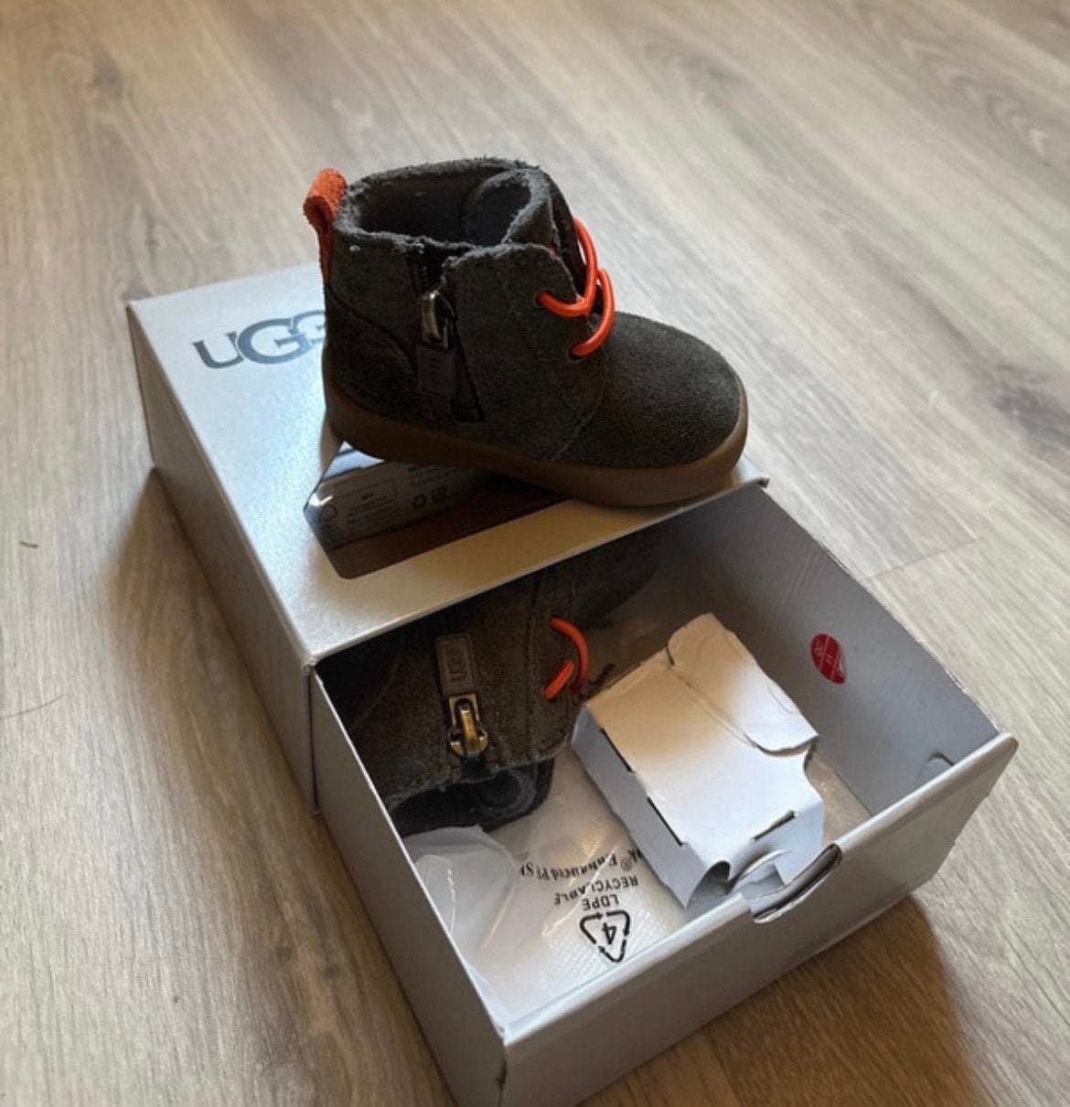UGG babyschoentjes - maat 2/3 - zo goed als nieuw, Ophalen of Verzenden, Nieuw, Jongetje of Meisje, Schoentjes