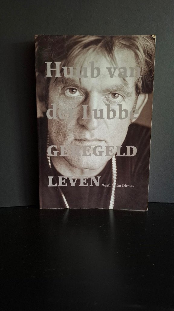 Geregeld Leven- gesigneerd door Huub van der Lubbe, Gelezen, Artiest, Ophalen of Verzenden, Huub van der Lubbe