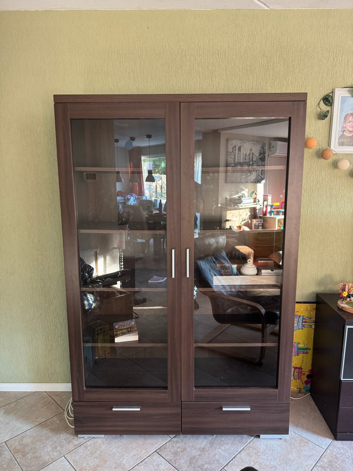 Gratis luxe Vitrinekast met Glazen Deuren en Lades, Ophalen, Gebruikt, 100 tot 150 cm, Met lade(s)