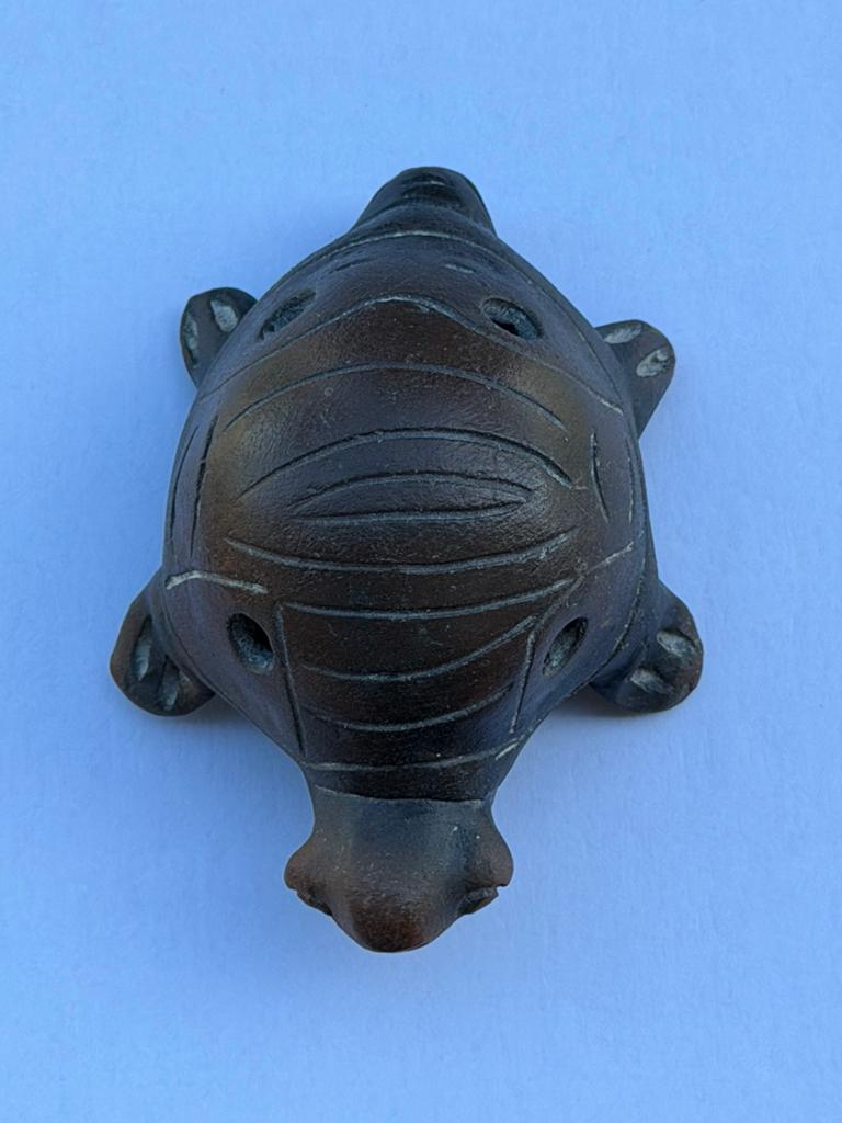 Keramische schildpadfiguur met muziekinstrument 11 cm, Ophalen of Verzenden, Dier