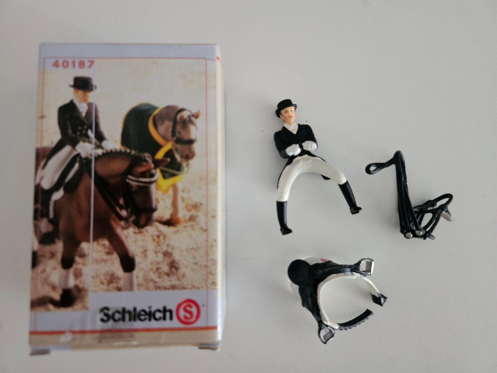 Schleich Dressuurset 40187 in doos, Verzamelen, Dierenverzamelingen, Ophalen of Verzenden, Zo goed als nieuw, Paard, Beeldje of Figuurtje