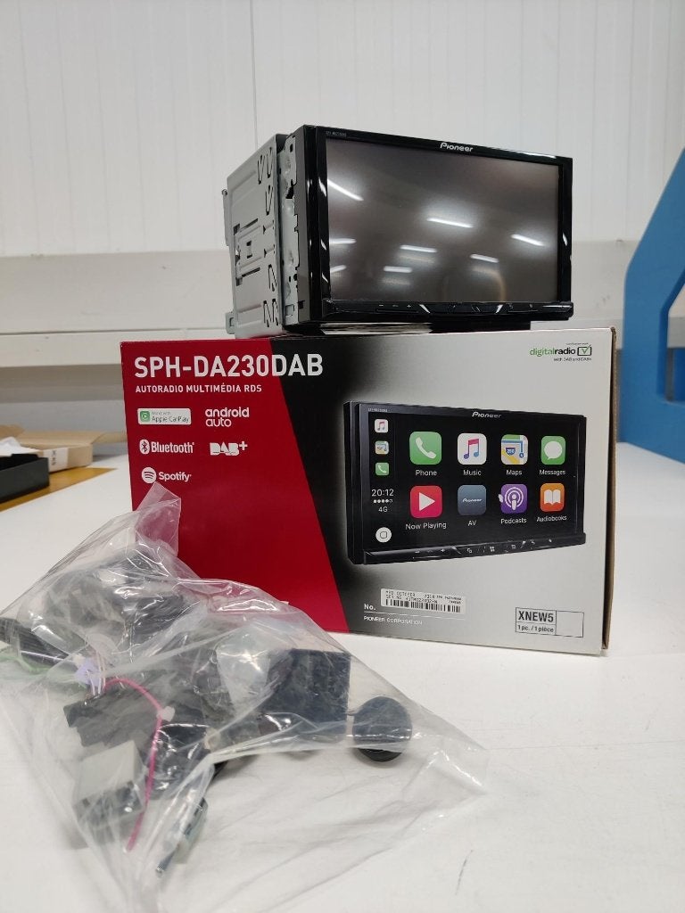 Pioneer SPH-DA230DAB met nieuwe kabels en laatste firmware, Auto diversen, Autoradio's, Ophalen of Verzenden, Zo goed als nieuw