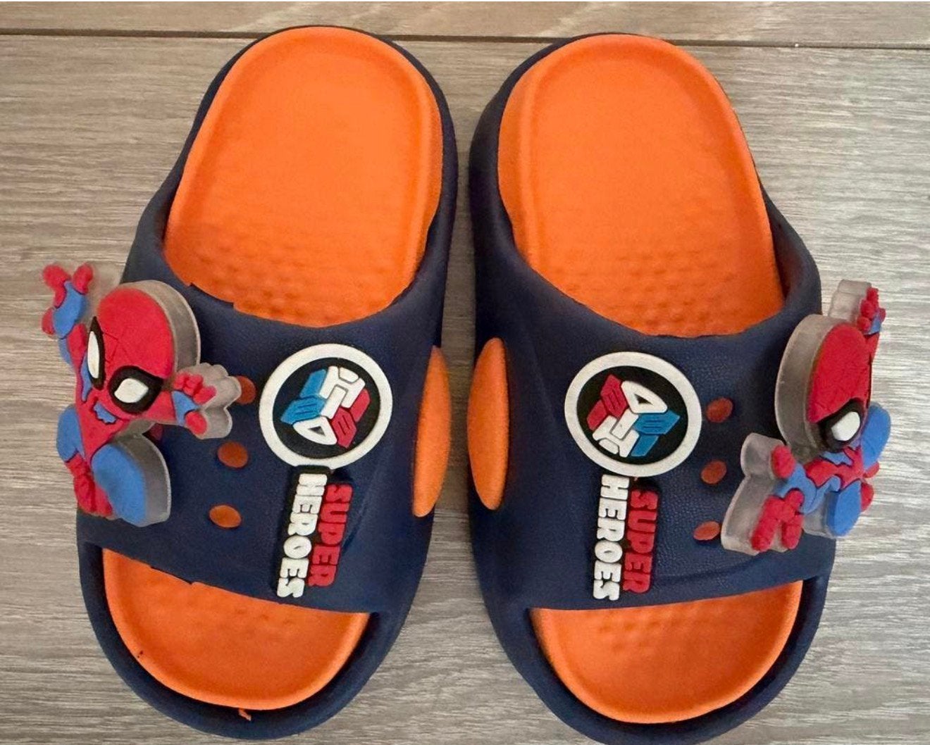 Spiderman badslippers 24-25 + Cap/ petje NIEUW, Ophalen, Zo goed als nieuw, Jongen of Meisje, Zwembroek