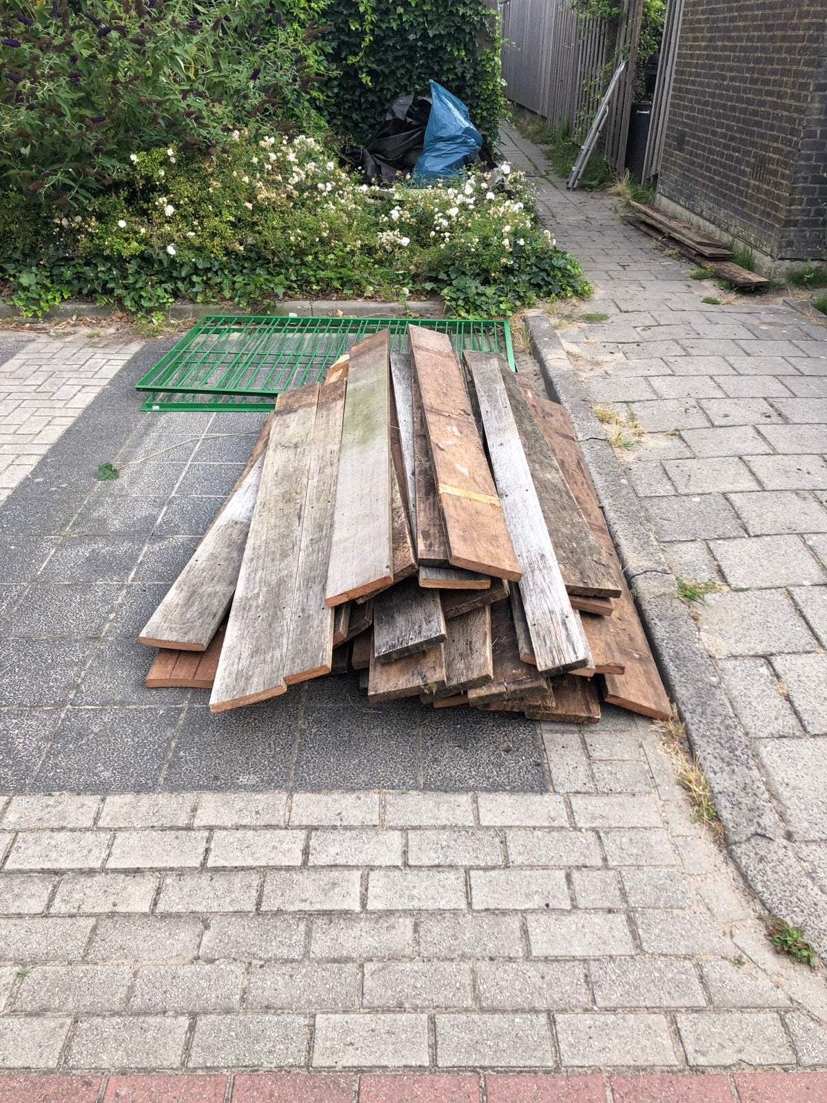 Gratis af te halen: Oud ijzer en hardhouten planken, Ophalen, Gebruikt, 25 tot 50 mm, Plank