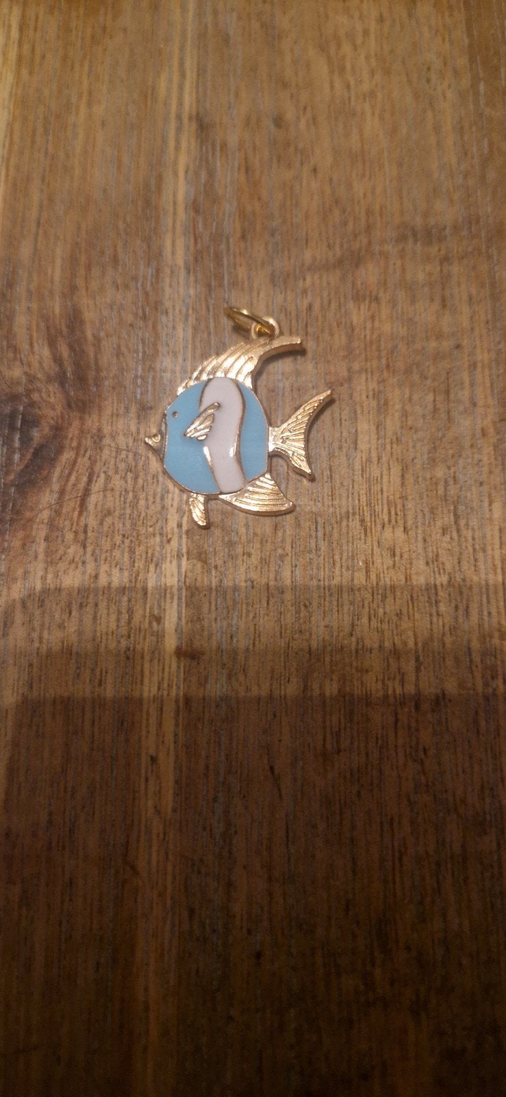 Gouden vis bedel met blauw en wit emaille, Ophalen of Verzenden, Gebruikt