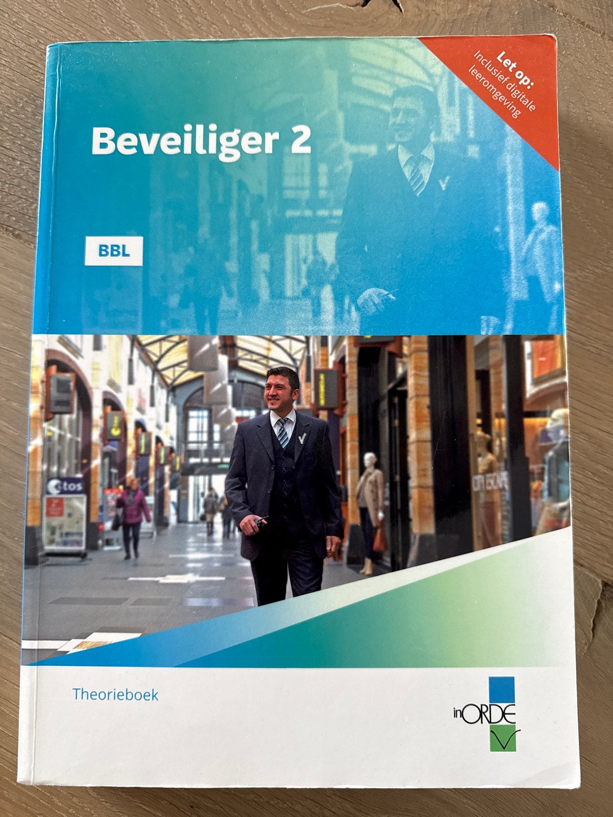 Beveiliger 2 Theorieboek BBL - Inclusief digitale leeromgevi, Ophalen of Verzenden, Zo goed als nieuw, MBO