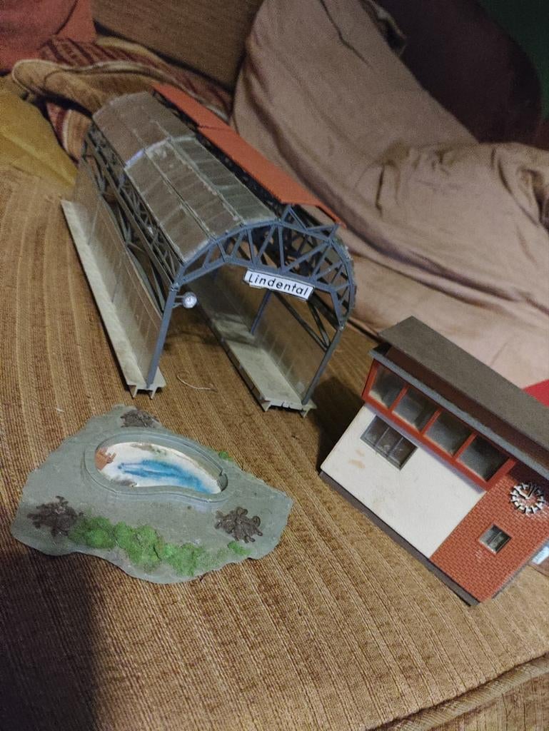 Modelbouw station, perron en vijver, Overige merken, Gebruikt, Gelijkstroom of Wisselstroom, Brug, Tunnel of Gebouw