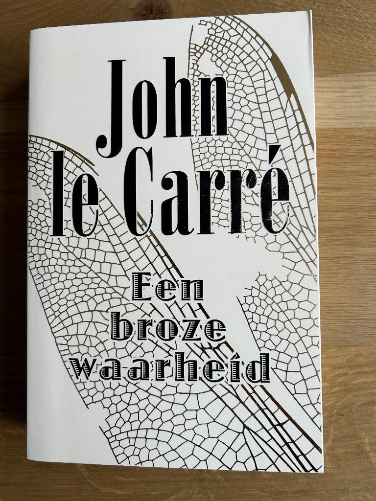 Een broze waarheid - John le Carré, Ophalen of Verzenden, Zo goed als nieuw, Nederland, John le Carré
