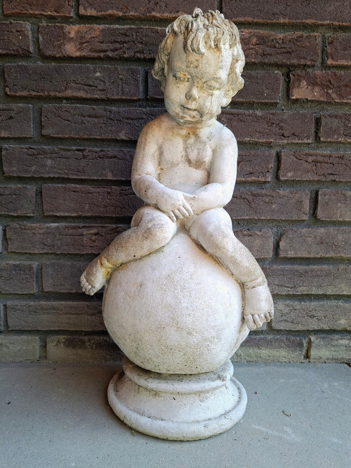 Vintage stenen beeld van engeltje op bol, Ophalen, Gebruikt, Beton, Engelenbeeld