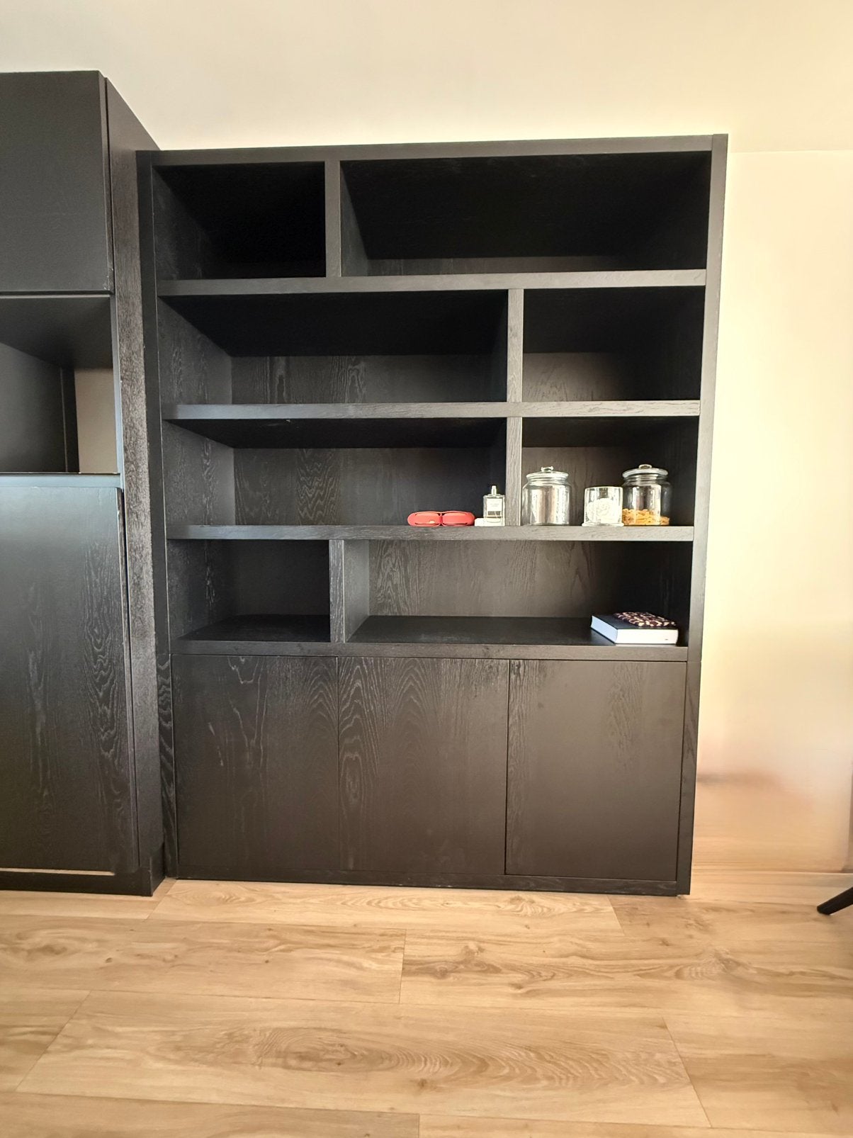 Barcelona buffetkast 3 deurs, Huis en Inrichting, Kasten | Boekenkasten, Ophalen, Zo goed als nieuw, 25 tot 50 cm, 200 cm of meer