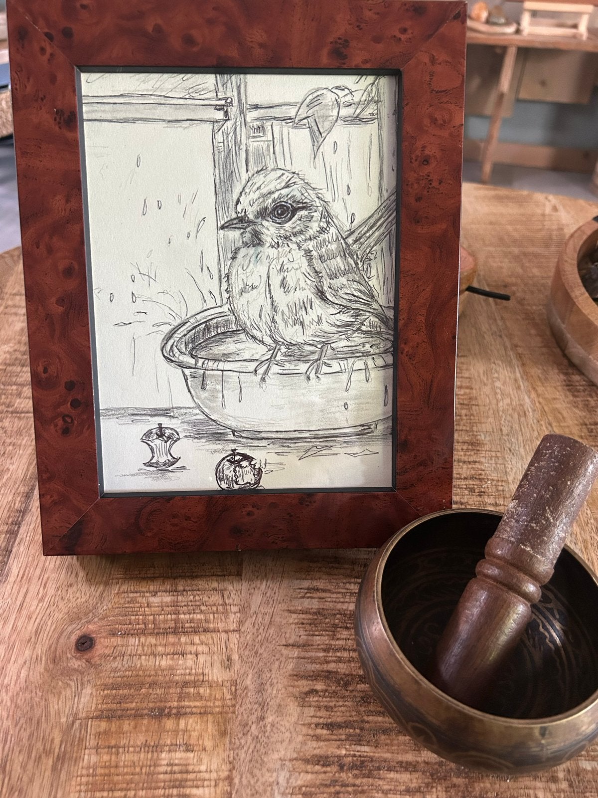 Ingelijste tekening van een vogel in bad, Bruin, Gebruikt, Hangend, Hout