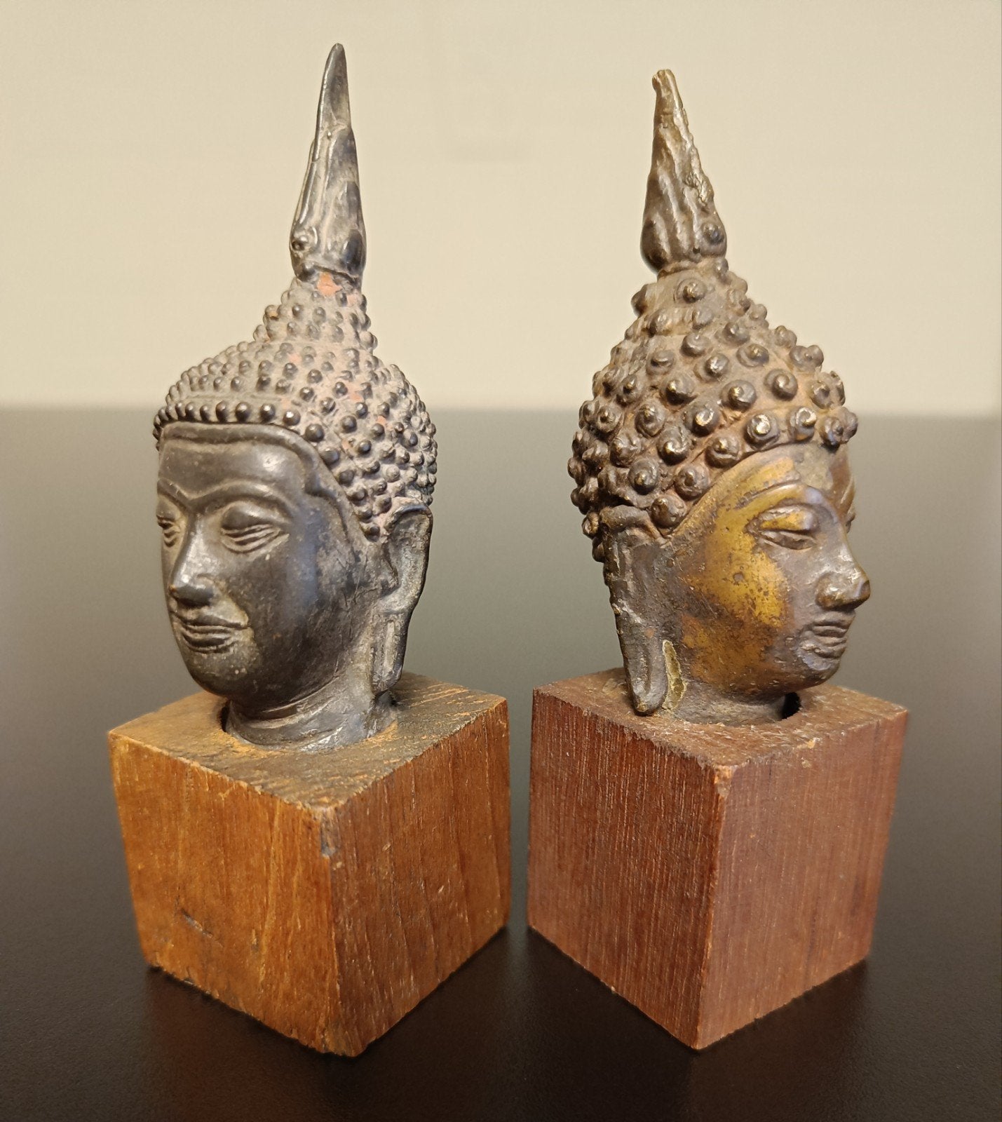 Twee oude Boeddha hoofdjes op houten sokkel., Ophalen, Gebruikt, Metaal, 11 cm