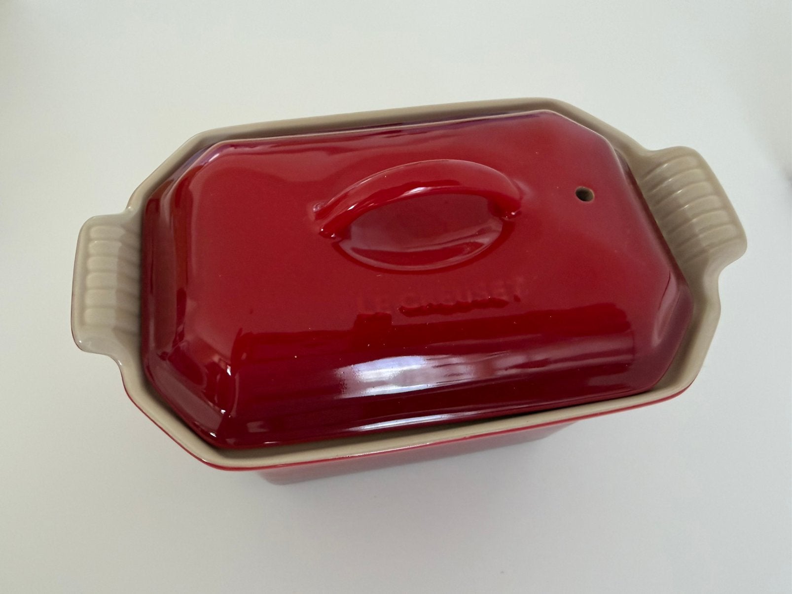 Le Creuset Terrine O,8L Kersenrood met Pers, Ophalen of Verzenden, Zo goed als nieuw