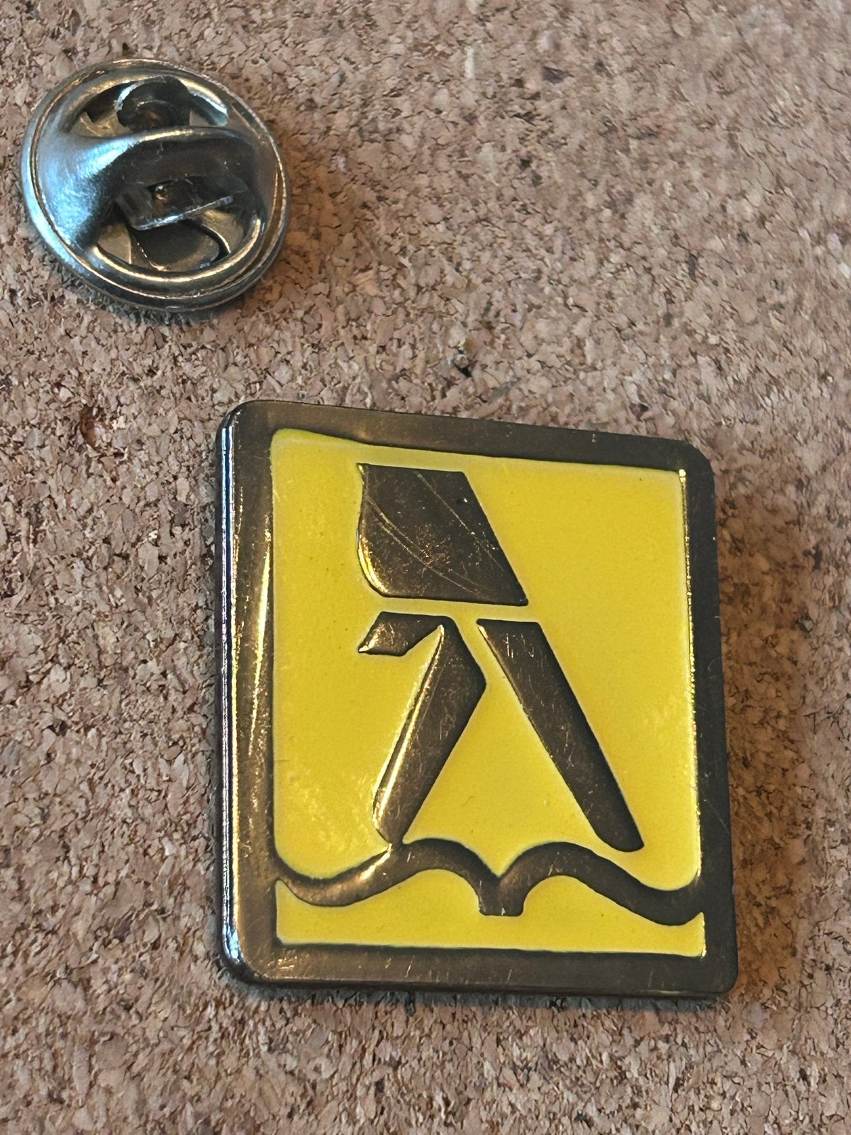 Vintage gouden gids Pin - Geel/Zwart, Ophalen of Verzenden, Gebruikt, Overige onderwerpen, Speldje of Pin