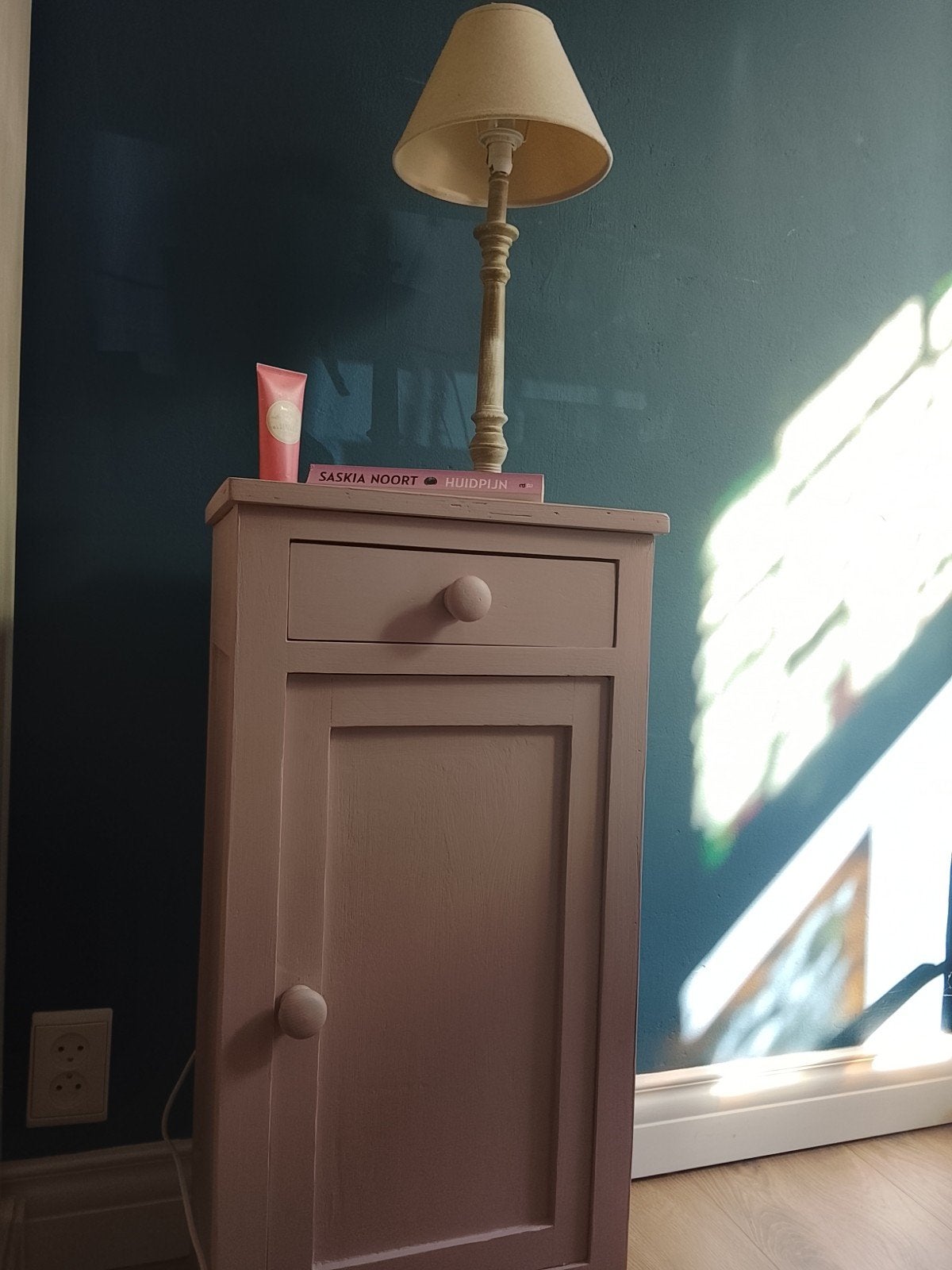 Nachtkastje/Bijzettafel Roze met lade en deurtje., Ophalen of Verzenden, Minder dan 45 cm, 70 cm of meer