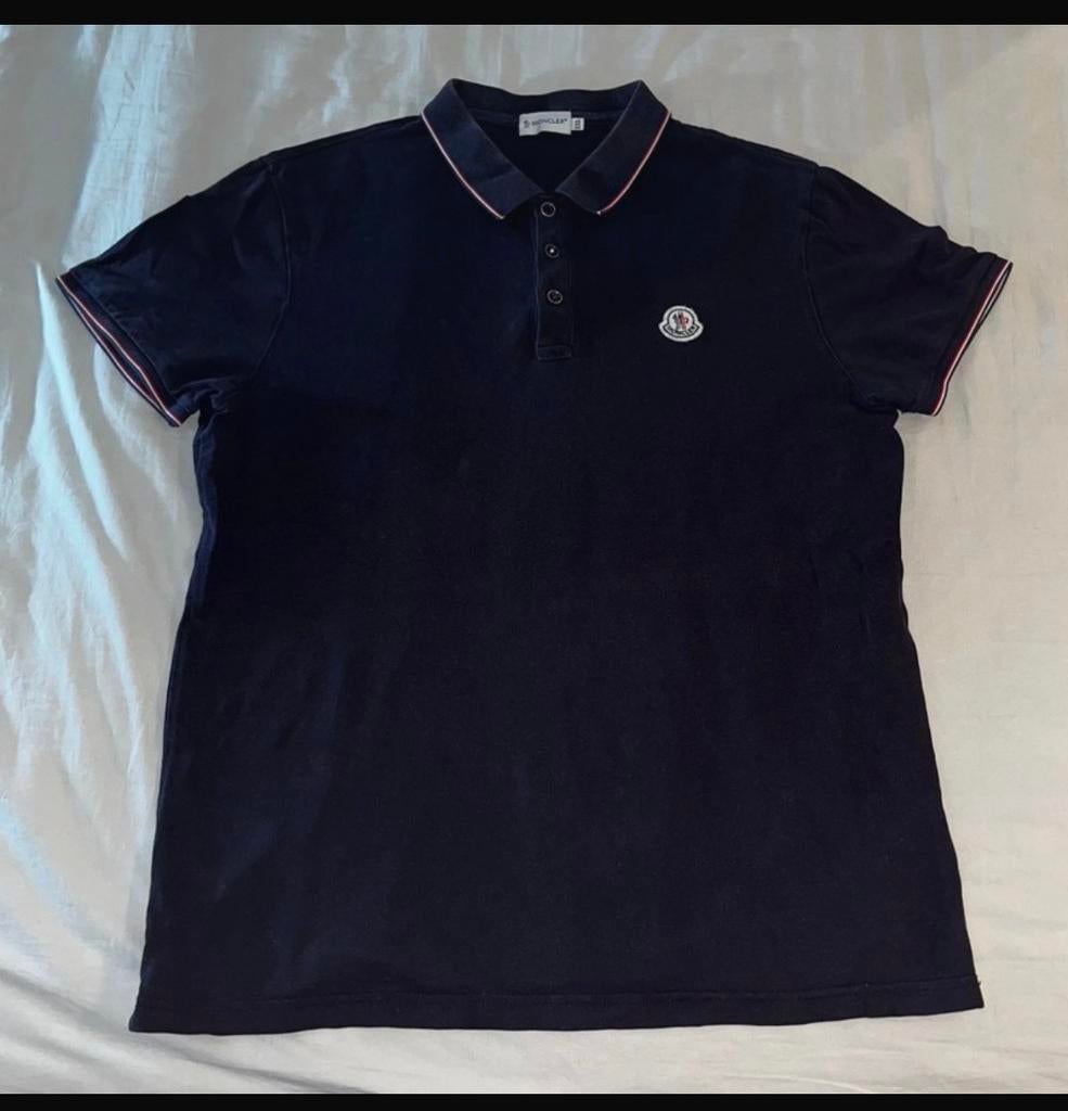 Moncler Polo Shirt - Donkerblauw met Rood/Witte Details, Ophalen of Verzenden, Zo goed als nieuw, Maat 52/54 (L), Blauw