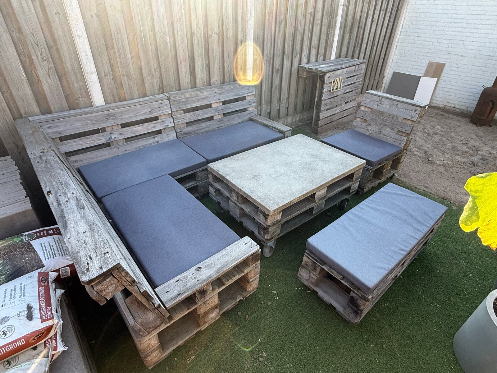 GRATIS AFHALEN: Loungeset met kussens, tafel en bar, Tuin en Terras, Ophalen, 5 zitplaatsen, Gebruikt, Steigerhout