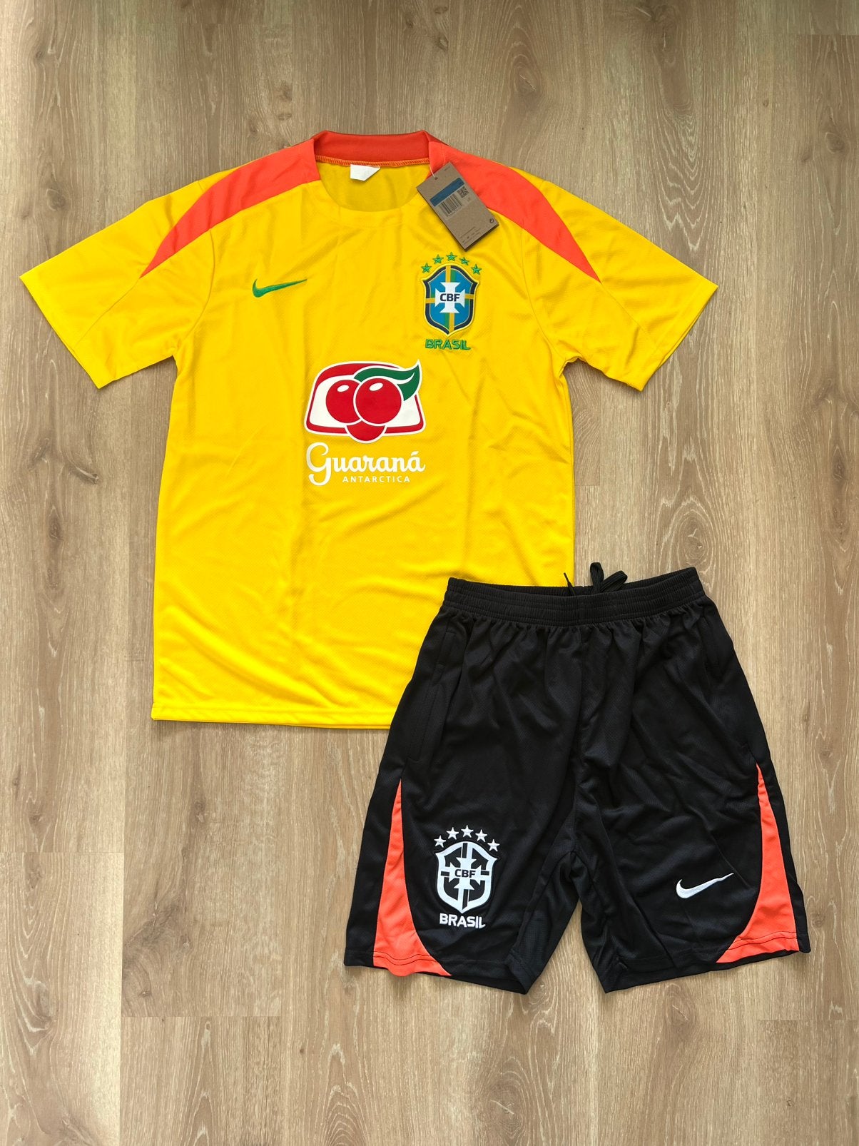 Brazilië trainingsset Nike geel  Maat M, Maat 48/50 (M), Geel, Nieuw, Ophalen of Verzenden