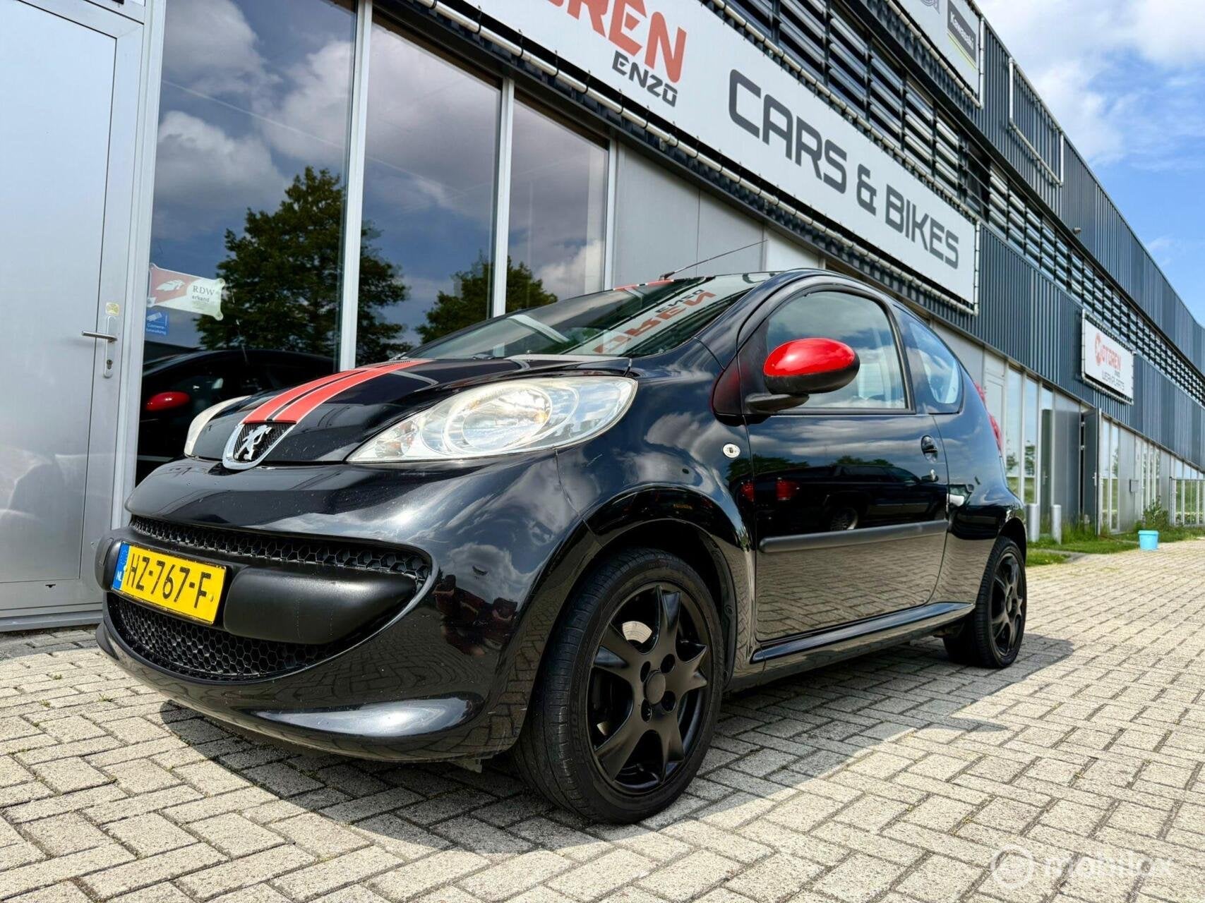 Peugeot 107 1.0-12V leuke Sportief uitgev. 107 strakke st, Auto's, Peugeot, Voorwielaandrijving, Gebruikt, 765 kg, 4 stoelen