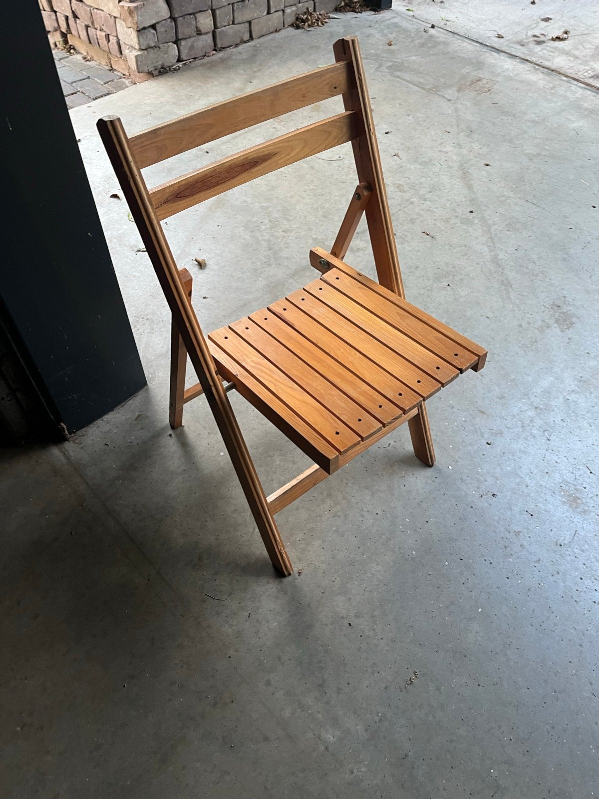 Partij van 90 houten klapstoelen, Huis en Inrichting, Stoelen, Ophalen, Gebruikt, Bruin, Vijf, Zes of meer stoelen