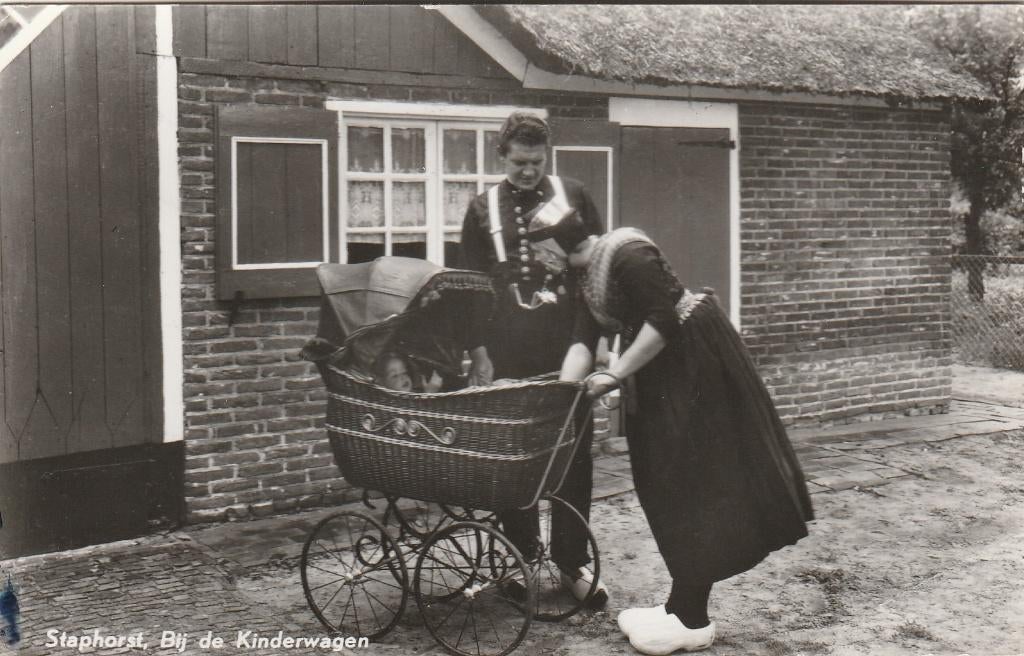 staphorst- bij de kinderwagen, Ophalen of Verzenden, 1940 tot 1960