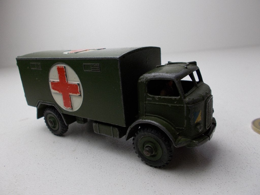 1956 Dinky Toys 626 MILITARY AMBULANCE + ACHTERDEURTJES! (J)