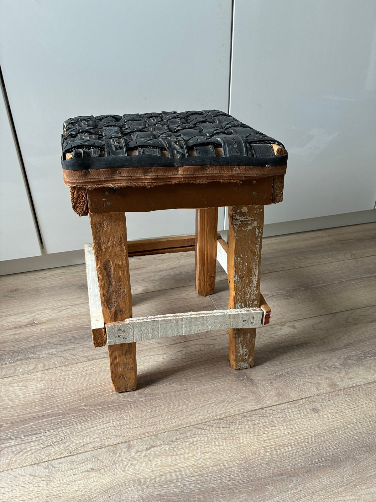 Unieke handgemaakte kruk van hout en gerecycled materiaal, Ophalen, Gebruikt, Hout