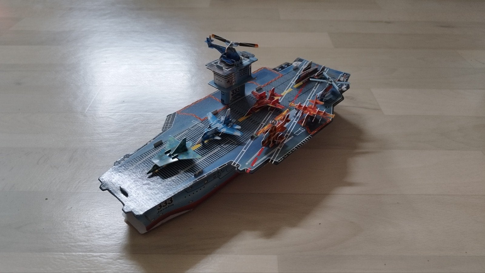 Vliegdekschip model met vliegtuigen en helikopter, Hobby en Vrije tijd, Modelbouw | Vliegtuigen en Helikopters, Ophalen, Zo goed als nieuw