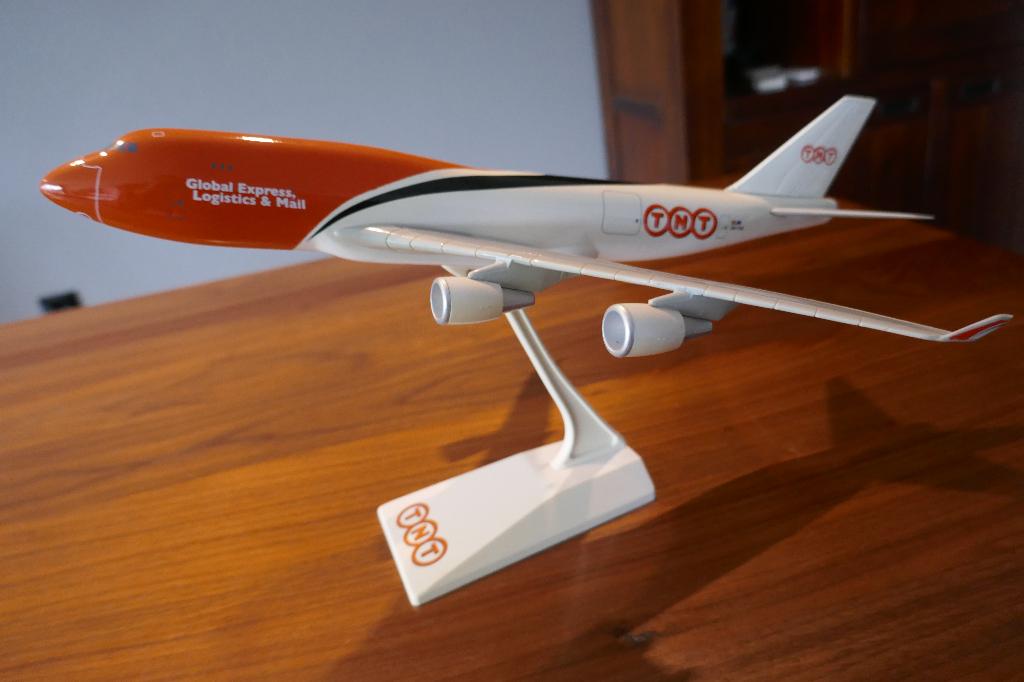 Schaalmodel Boeing 747-400 TNT airways Vrachtvliegtuig, Ophalen of Verzenden, Zo goed als nieuw, Schaalmodel