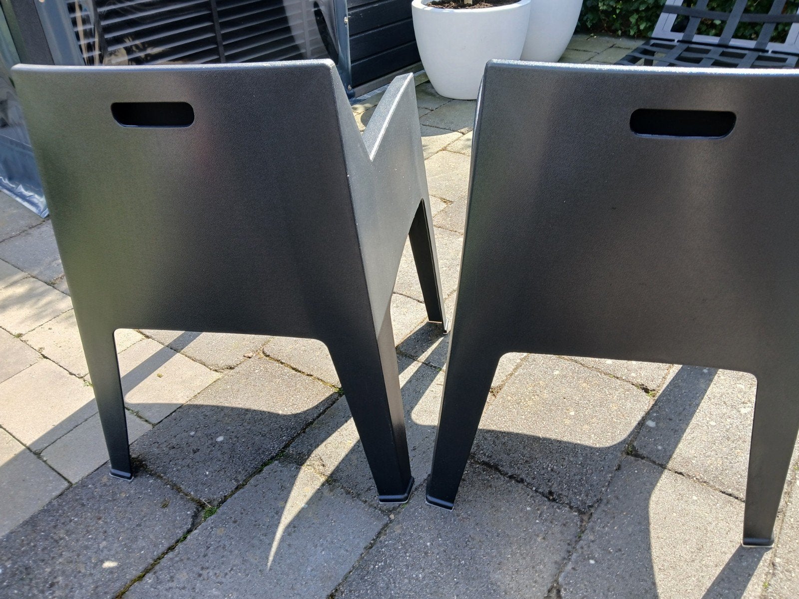 2 zgan zwarte kunststof tuinstoelen, stapelbaar, Ophalen, Zo goed als nieuw, Kunststof, Stapelbaar