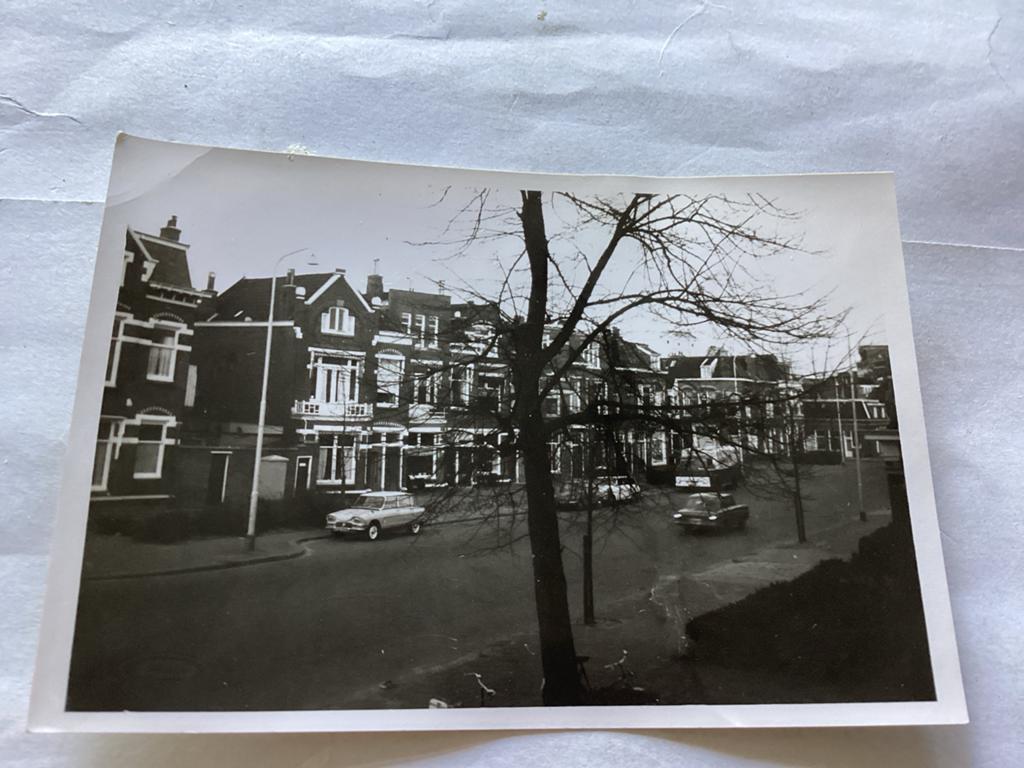 Zwart-wit foto van straatbeeld met auto's, jaren '60, Verzamelen, Foto's en Prenten, 1960 tot 1980, Gebruikt, Foto, Ophalen of Verzenden