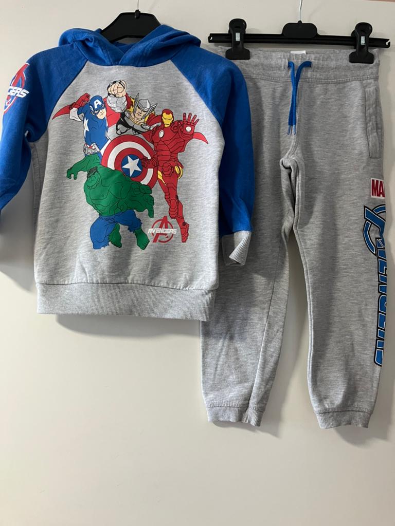 Nette joggingpak Avengers broek en hoodie /trui maat 110 C&A, Ophalen of Verzenden, Zo goed als nieuw, Jongen, Setje
